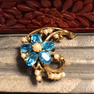 Vintage Brooch- Blue Stone, Pearl, Gold Finish